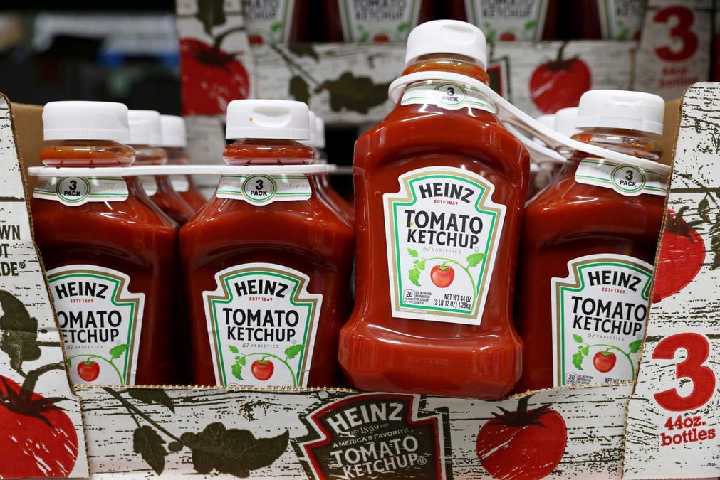 Bouteilles de heinz ketchup dans un magasin du queens, new york