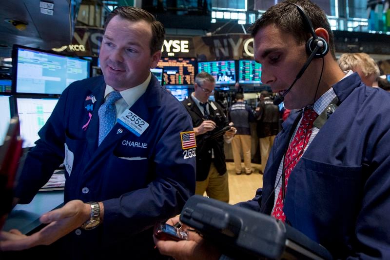 Wall Street finit en hausse, records pour le S&P et Apple