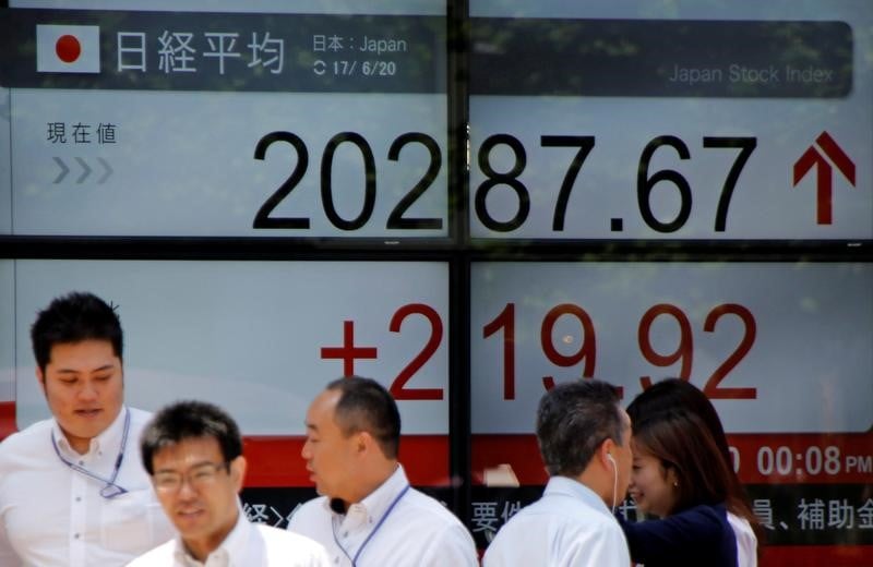 Tokyo termine en hausse
