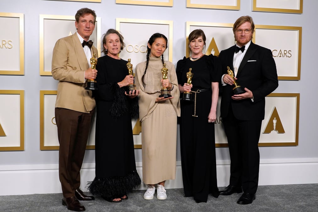 Le film "nomadland", de chloe zhao, triomphe aux oscars