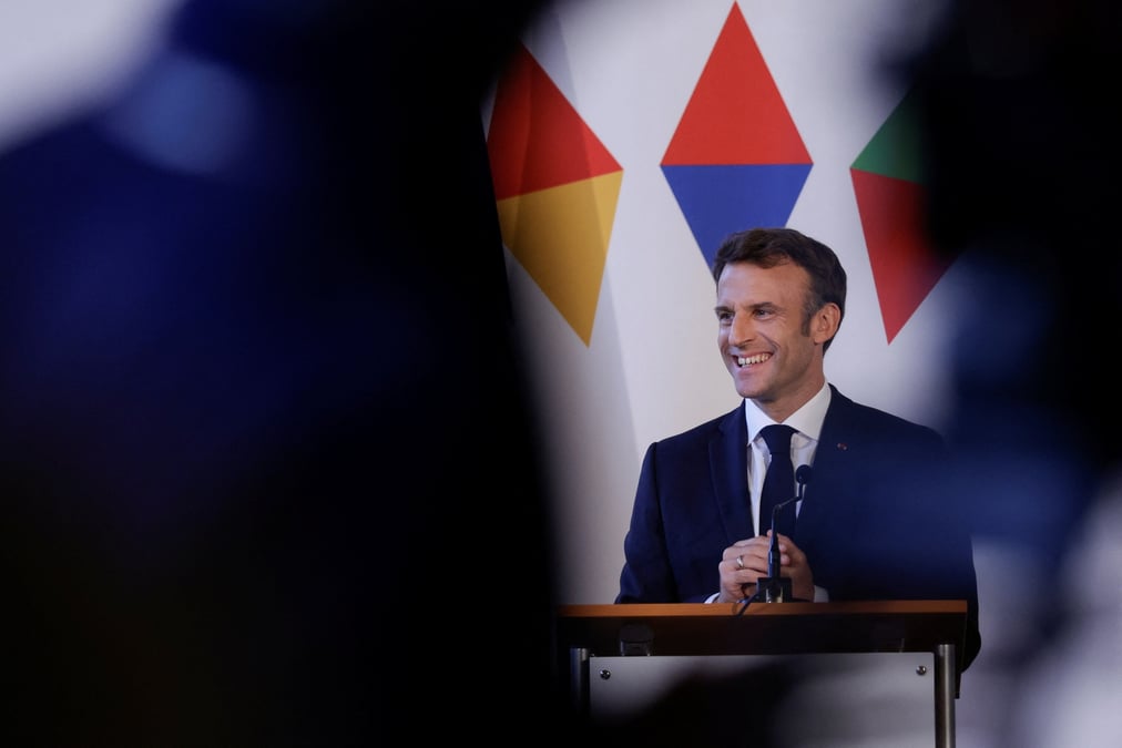 Le president francais emmanuel macron assiste a une conference de presse, lors du sommet informel des 27 a prague