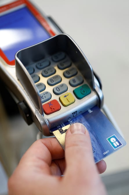 Illustration d'une carte de credit sur un terminal de paiement