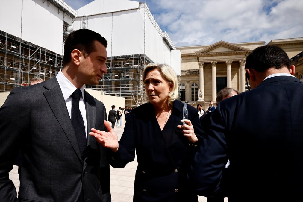 La dirigeante d'extreme droite francaise marine le pen s'entretient avec jordan bardella, president du rassemblement national