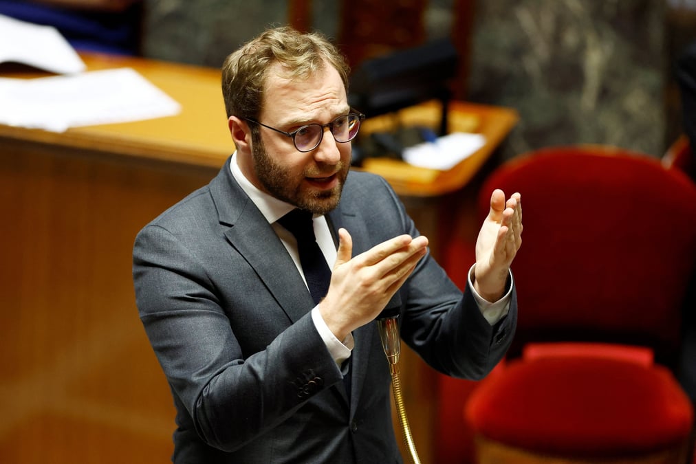Le ministre francais de l'economie, antoine armand a l'assemblee nationale