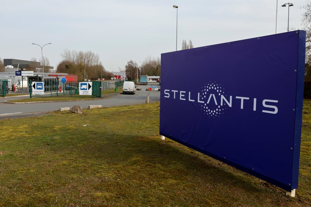 Stellantis prevoit de tripler ses ventes de vehicules electriques en 2021, declare elkann