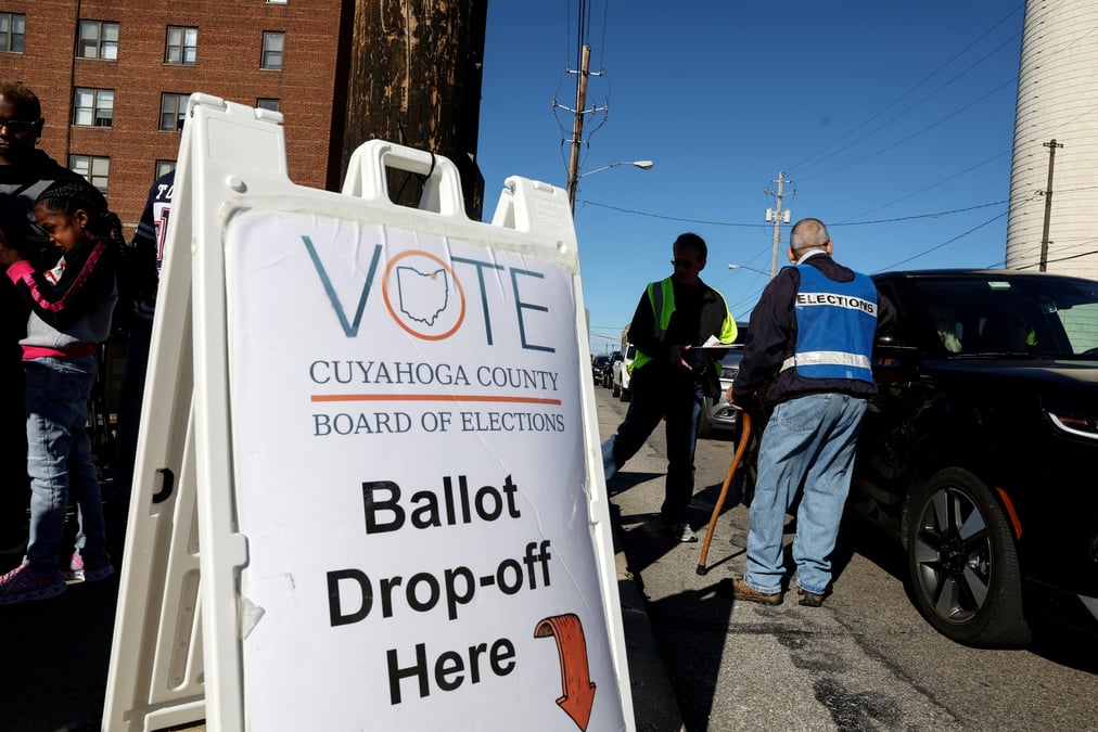Des gens font la queue pour voter a cleveland, ohio, etats-unis