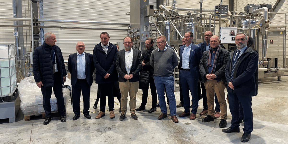 Olivier Lluansi entouré des acteurs économiques et politiques du bassin industriel de Lacq, dans les Pyrénées-Atlantiques, le 12 janvier 2024.