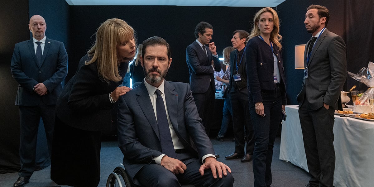 La série, Dans l'Ombre, Saison1, épisode 05 avec Karin Viard (Tremeau), Melvil Poupaud (Francoeur), EvelyneBrochu (Marylin), Sofian Khammes (Texier), Boris Terral (SenateurPinguet) et Eric Paradisi