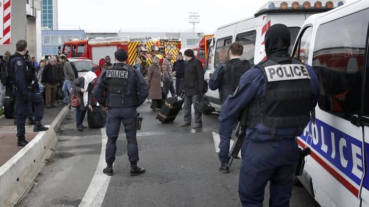 L'homme abattu a orly semble avoir auparavant tire sur des policiers a stains