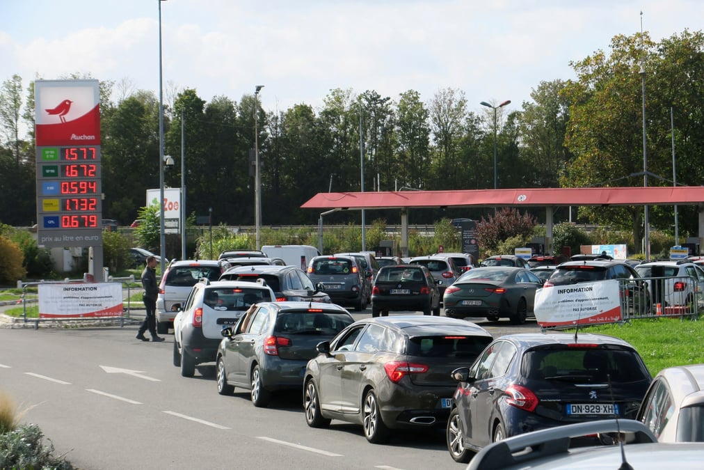 Des automobilistes font la queue pour remplir leur reservoir d'essence aux pompes de la station-service auchan de petite-foret