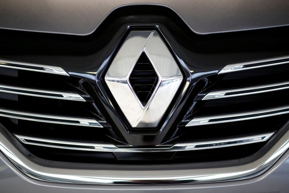Photo d'archives du logo renault sur une voiture renault espace chez un concessionnaire a les sorinieres pres de nantes