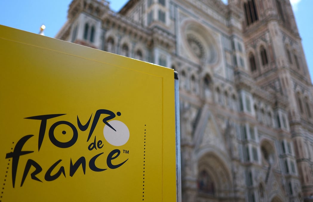 Un panneau annoncant le tour de france devant la cathedrale santa maria del fiore, a florence