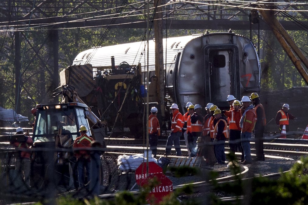Un corps retrouve dans la carcasse du train qui a deraille a philadelphie