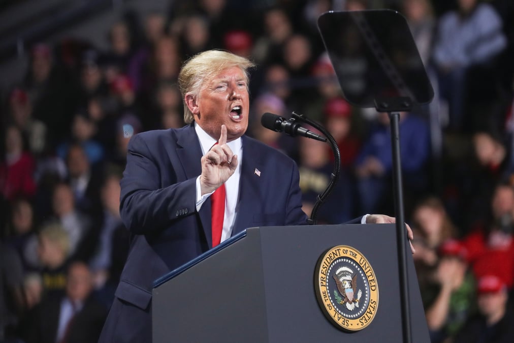 Trump, en meeting, decrit un "suicide politique" des democrates