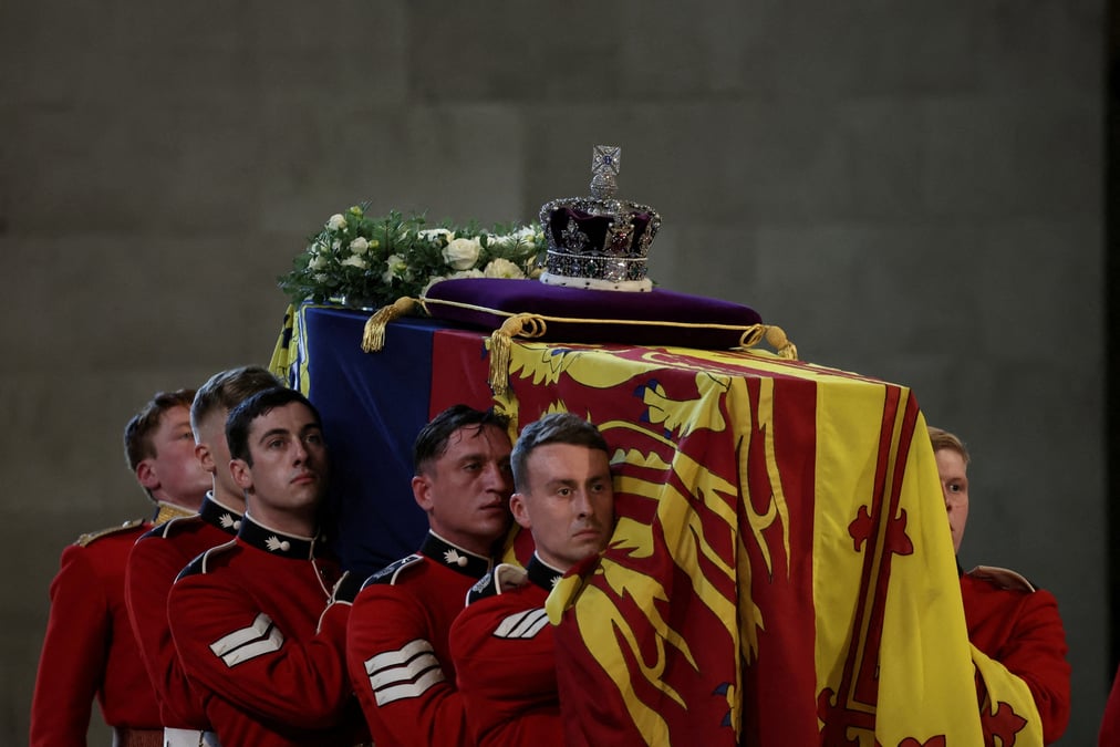 La procession avec le cercueil de la reine elizabeth ii arrive a westminster hall