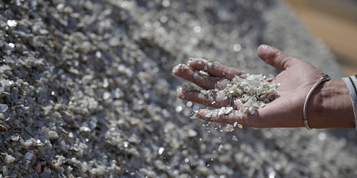Photo d'archives: un echantillon de lithium mineral