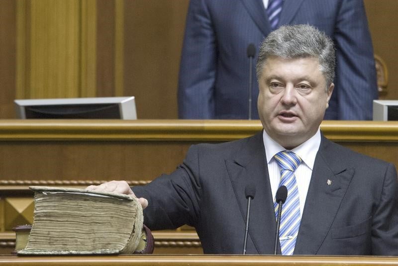 Porochenko investi, les combats continuent dans l'Est ukrainien