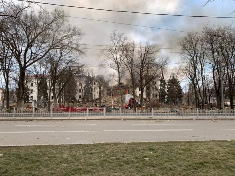 Ukraine: recherche de survivants a marioupol apres le bombardement d'un theatre servant d'abri