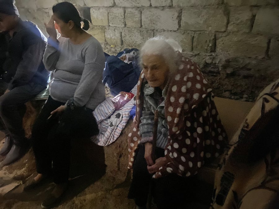 Des civils s'abritent dans un abri au nagorno-karabakh