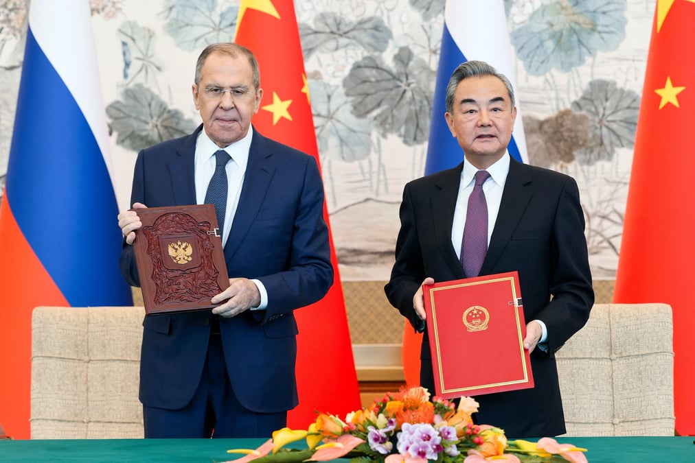 Le ministre russe des affaires etrangeres serguei lavrov rencontre le ministre chinois des affaires etrangeres wang yi a pekin