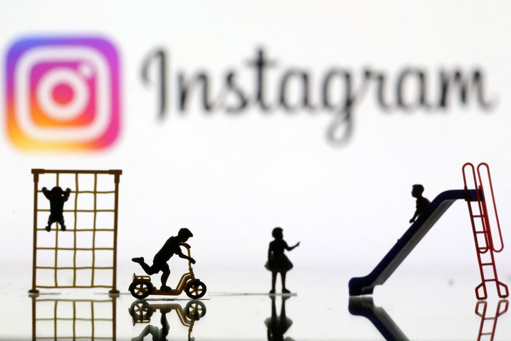 Illustration d'enfants jouant devant un logo instagram