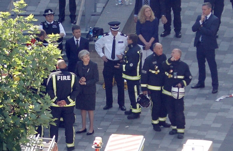 Londres: theresa may se rend sur les lieux de la tour incendiee