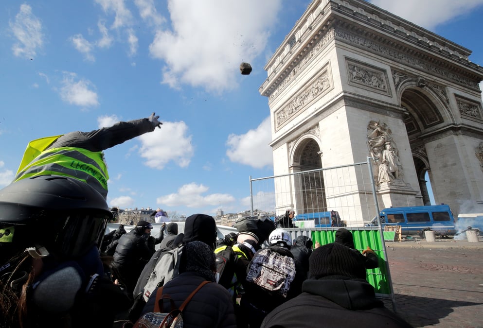 "gilets jaunes": le gouvernement "assume" les risques d'un durcissement