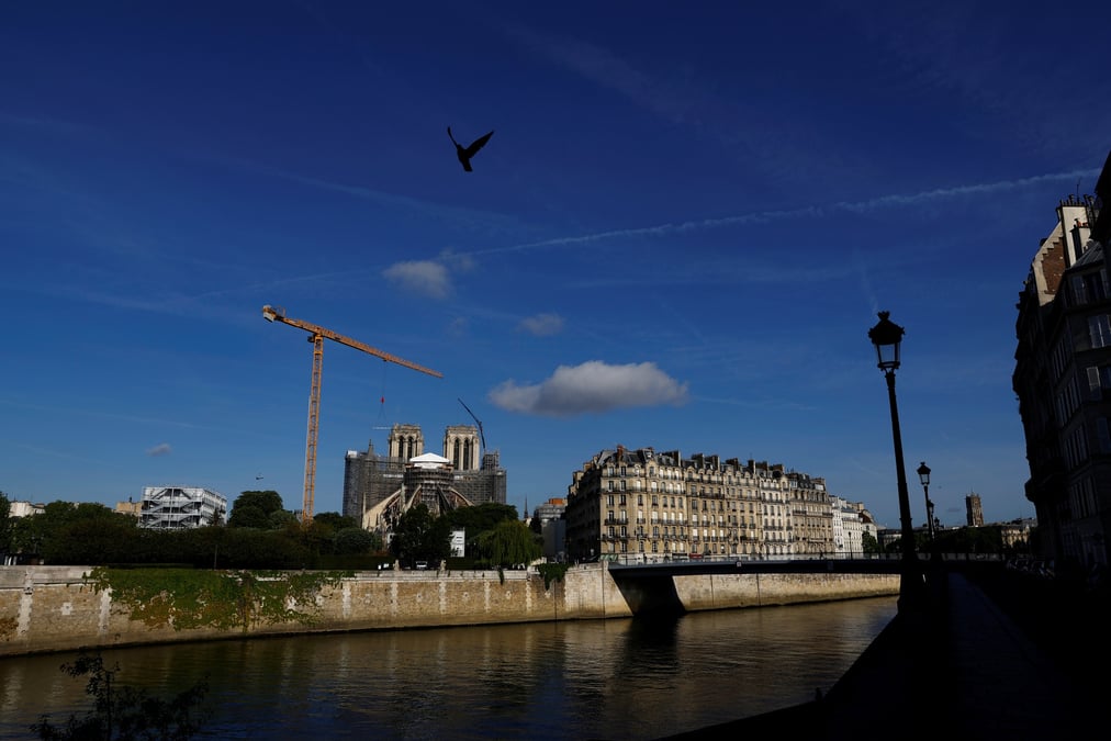 Notre-dame de paris: reouverture confirmee en 2024, encore des travaux au-dela