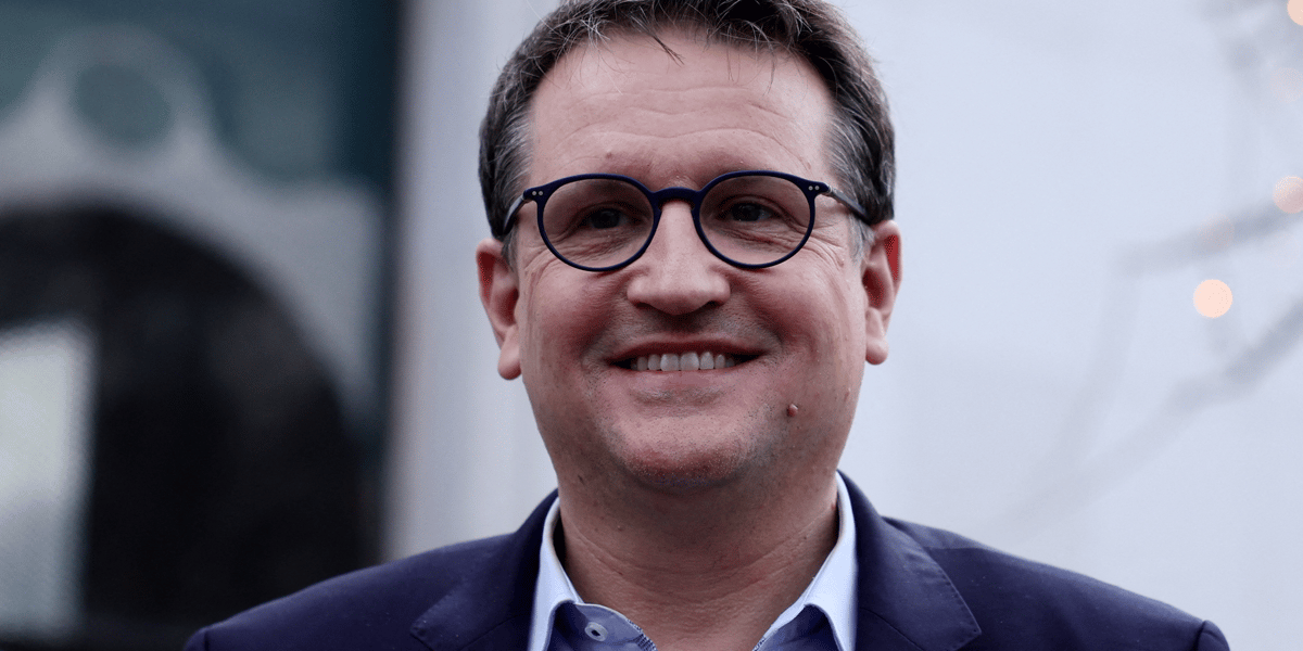 Rodolphe belmer pose apres une conference de presse d'atos a paris