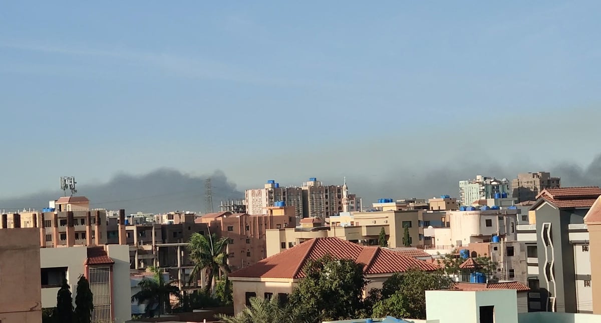 Capture d'ecran montrant un nuage de fumee au-dessus de la ville de khartoum