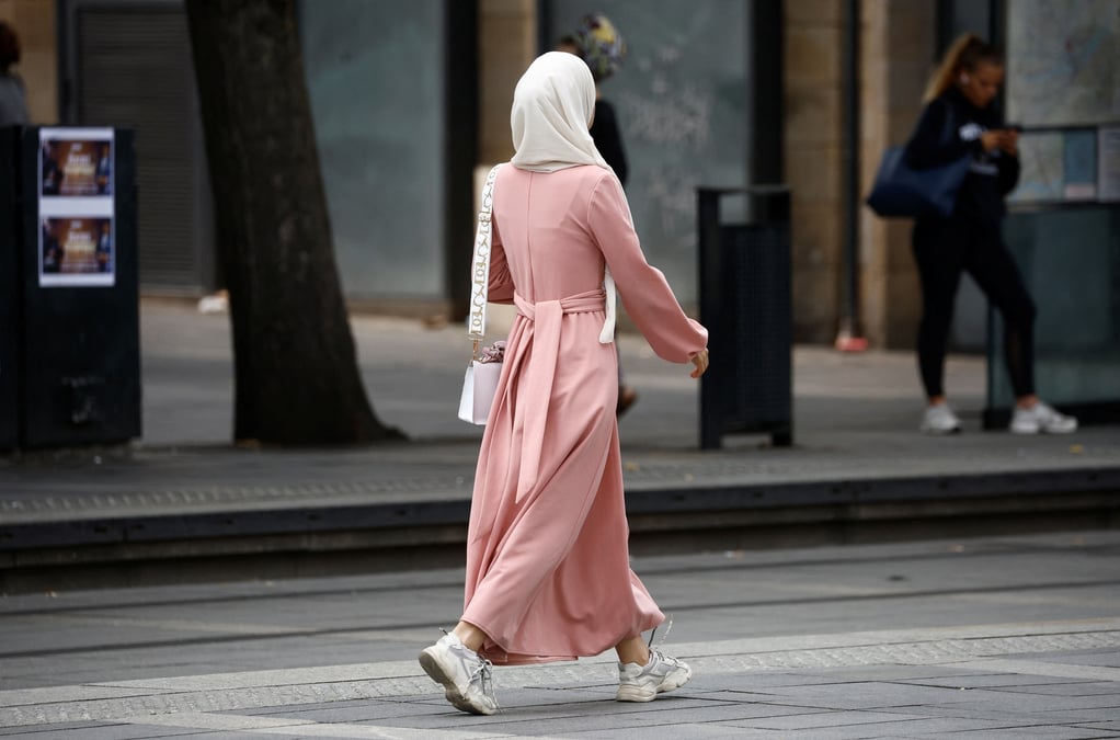 Photo d'une femme en abaya