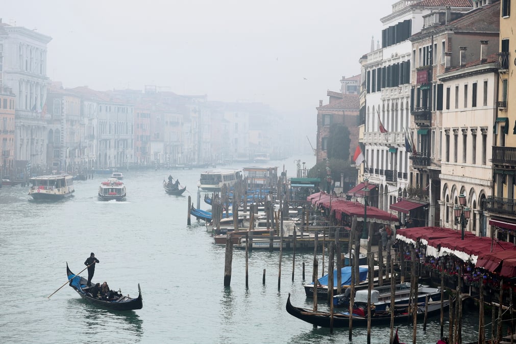 Un gondolier lors d'une journee brumeuse, a venise