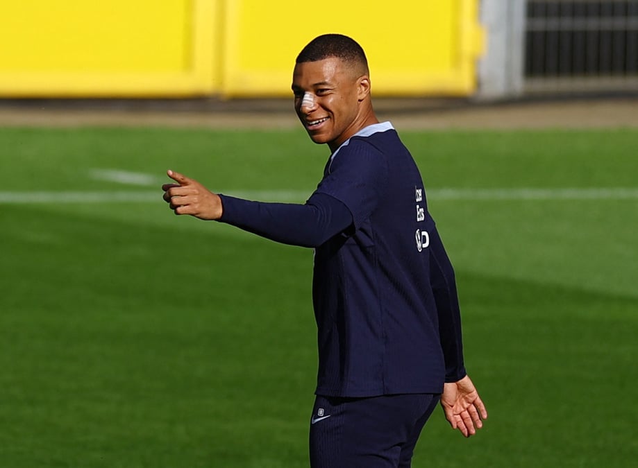Kylian mbappe a l'entrainement de l'equipe de france
