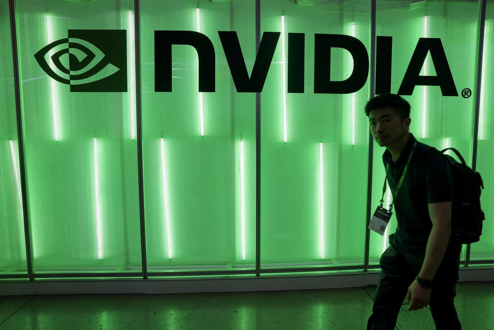 Une personne passe devant un logo nvidia
