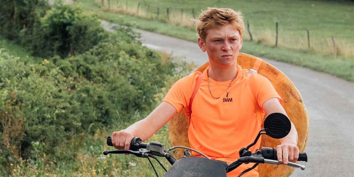 Âgé de 18 ans, Totone se met en tête de remporter une médaille dans un concours agricole, sans la moindre connaissance en conception de fromage.