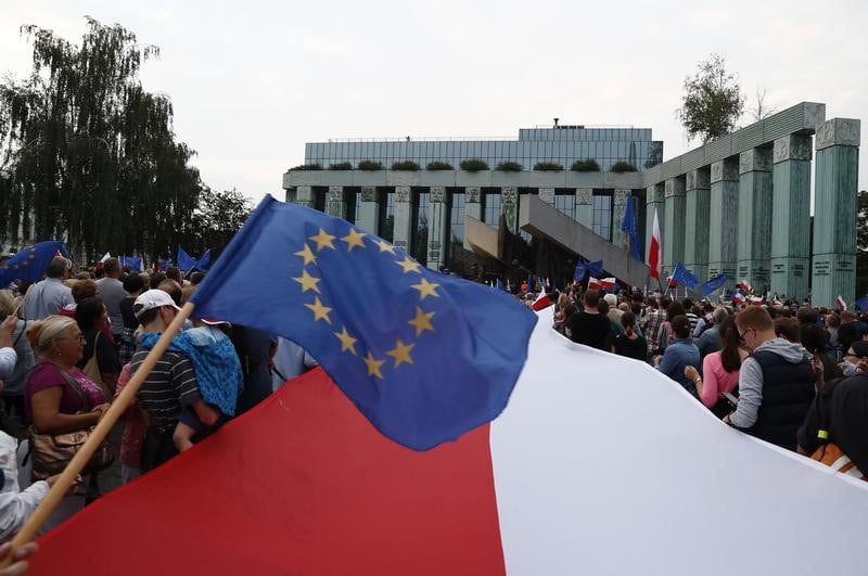 L'ue durcit encore le ton contre la pologne