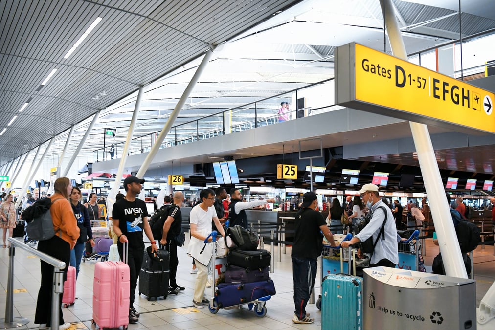 Des passagers a l'aeroport de schiphol a amsterdam