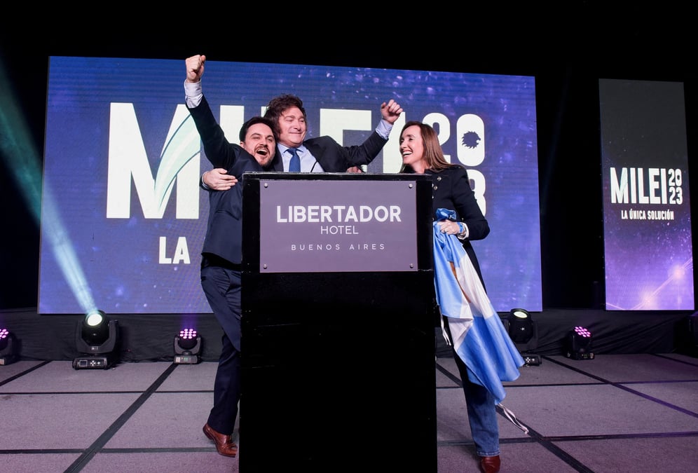 Le candidat Javier Milei surfe le « dégagisme » qui gonfle en Argentine face à un gouvernement actuel qui ne parvient pas à juguler l'inflation.