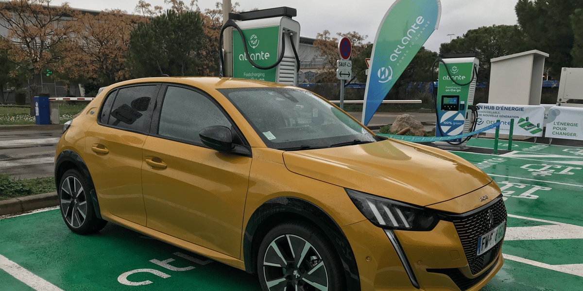 L'entreprise italienne Atlante vient d'installer quatre bornes et huit points de charge pour véhicules électriques sur l'un des parkings du centre commercial Odysseum de Montpellier, propriété du groupe Klépierre.