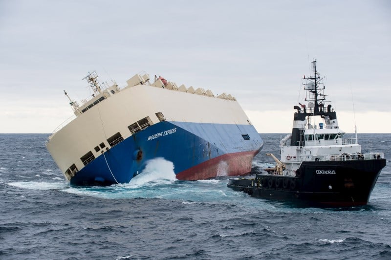 Les autorites envisagent l'echouage du cargo "modern express"