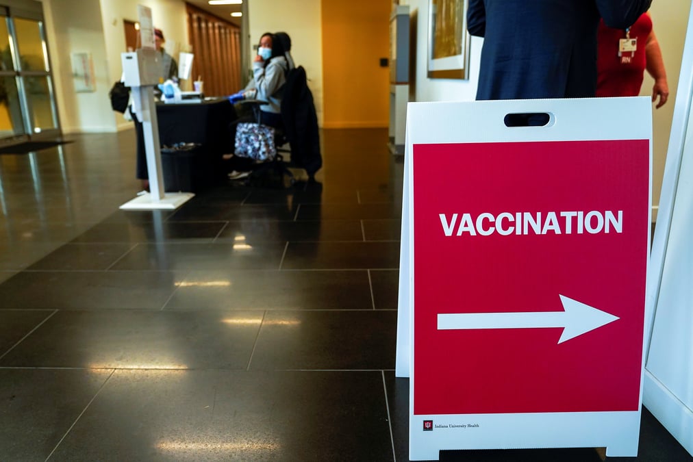 Coronavirus: les etats-unis prevoient de vacciner 100 millions de personnes d'ici a la fin mars
