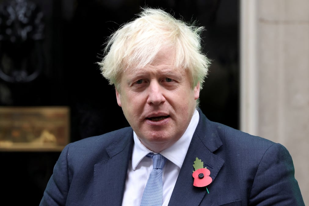 Sans exclure des represailles, johnson tente de calmer le jeu avec la france