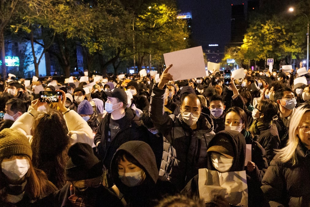 Photo des gens qui manifestent contre les restrictions contre les restrictions sanitaires a pekin