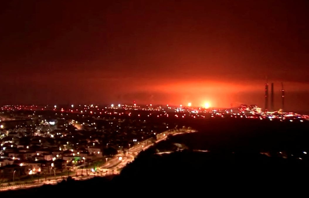 Une explosion vue depuis la frontiere entre gaza et l'israel