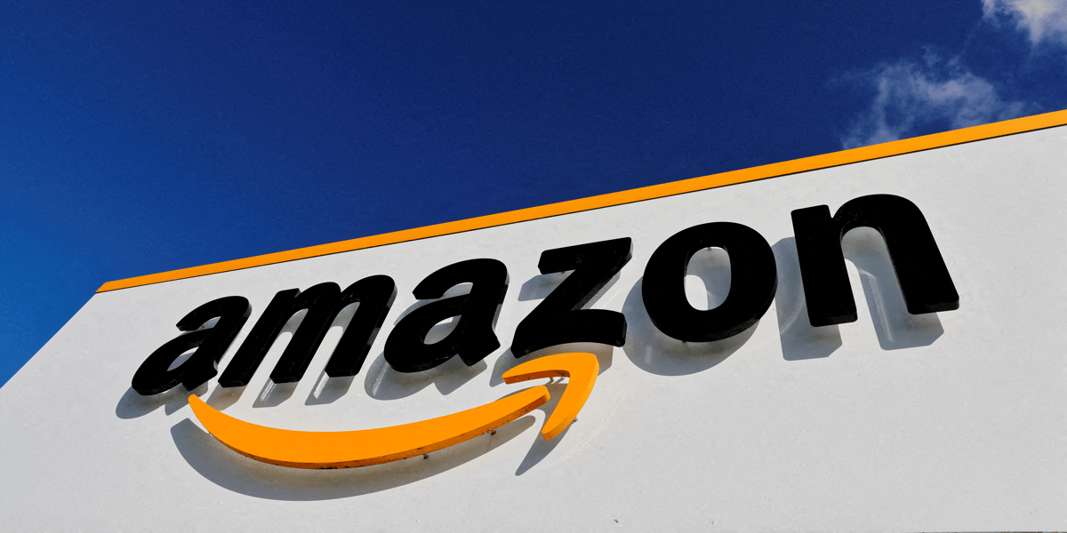 Le logo d'amazon au le centre logistique de l'entreprise a boves