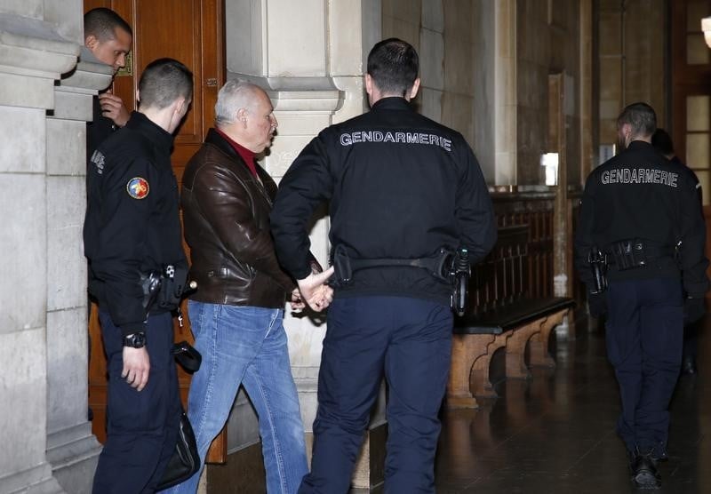 Carlos conteste son renvoi aux assises pour un attentat en 1974