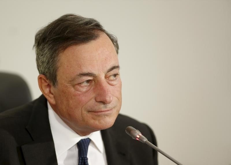 La bce se dit prete a agir et va evaluer sa politique en decembre