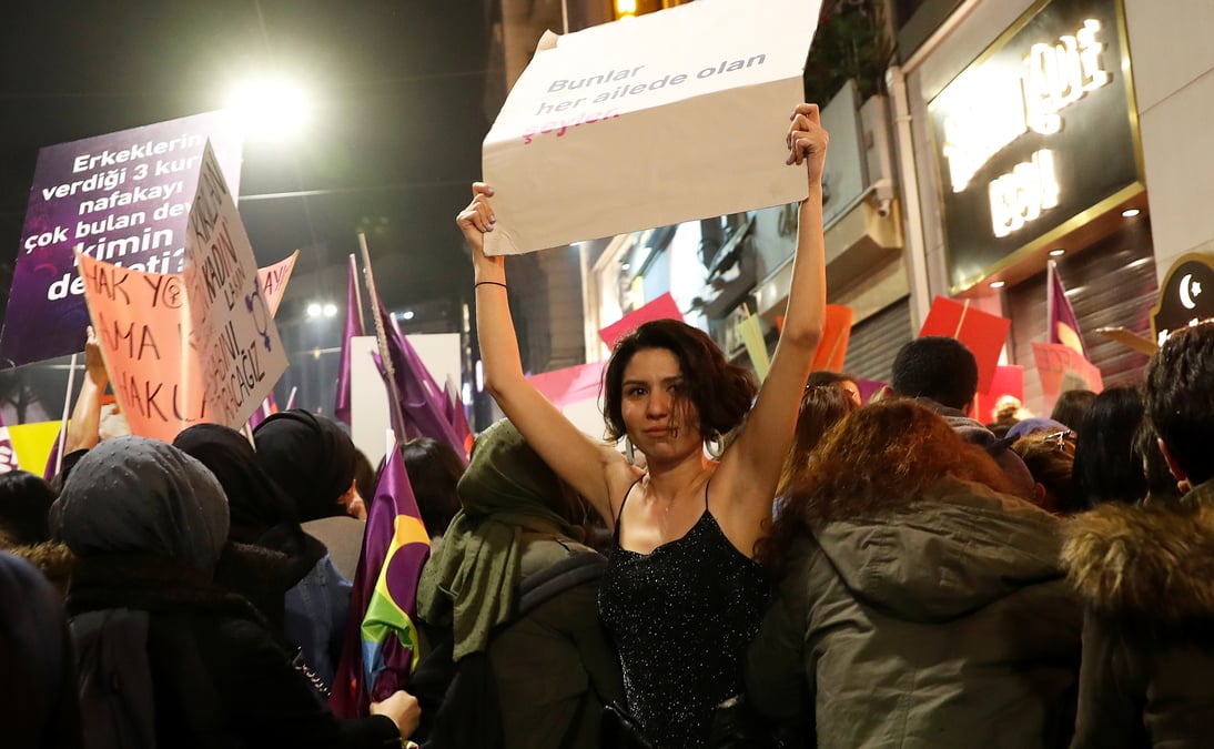 Manifestations pour les droits des femmes a paris, madrid, berlin ou istanbul