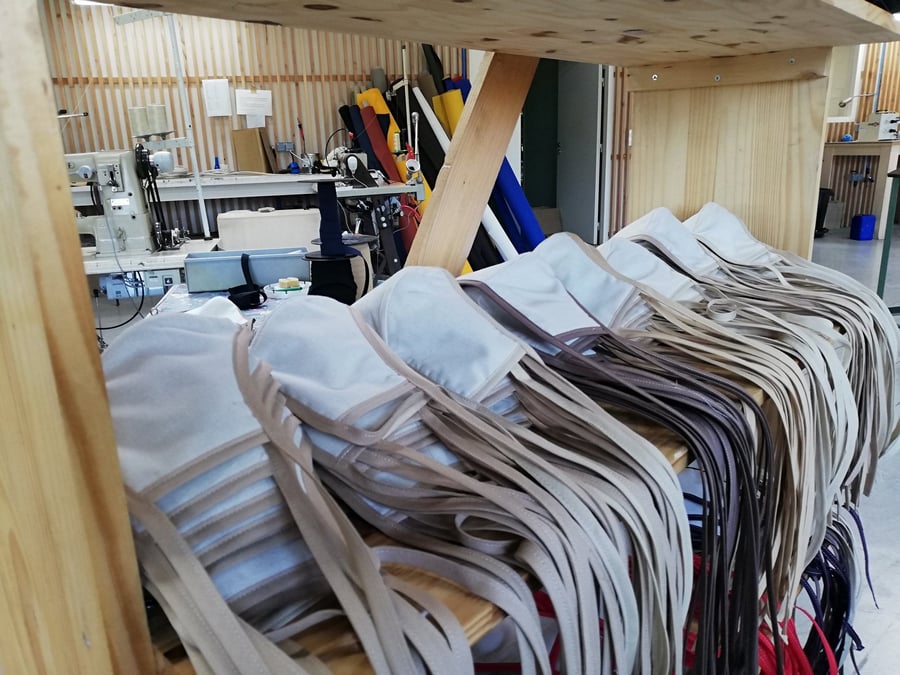 Des centaines de masques en coton, réutilisables, sont produits par Bleu de chauffe face au covid-19