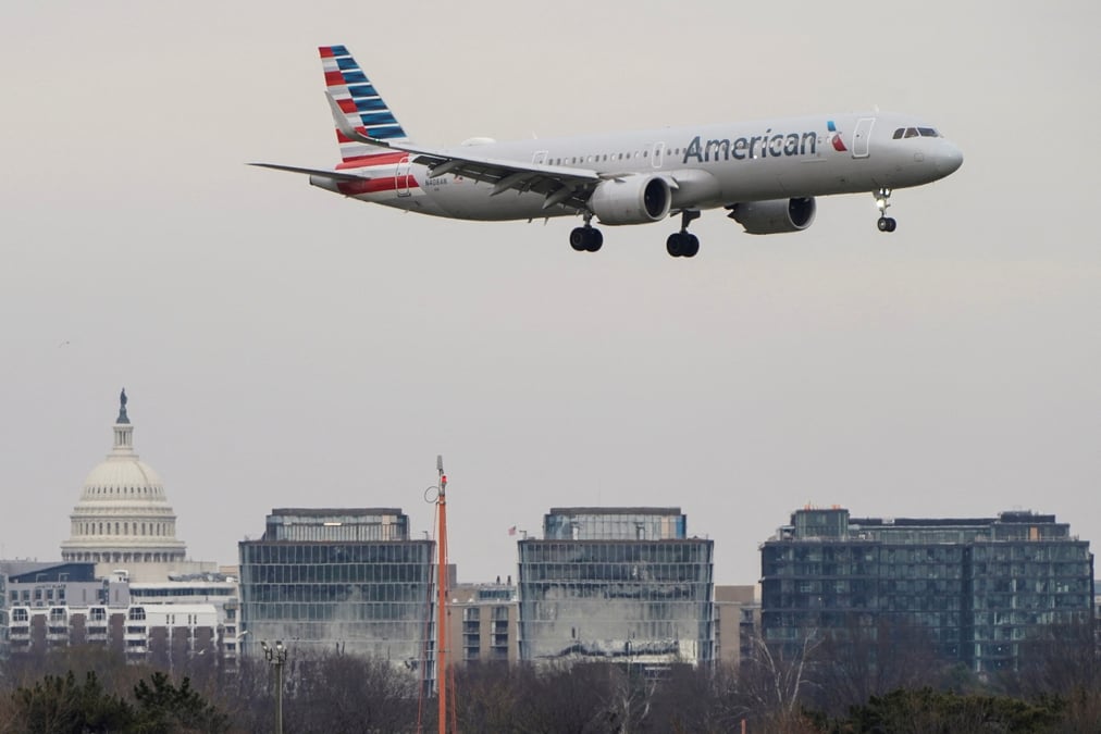 Photo d'archives d'un avion d'american airlines a l'aeroport national reagan d'arlington, aux etats-unis